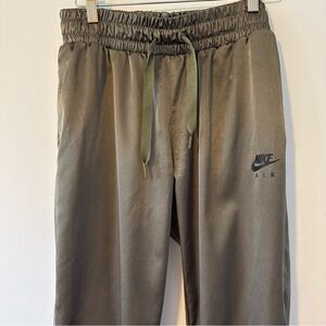 Nike Green Ankle Cropped Pants with Elastic Waistband